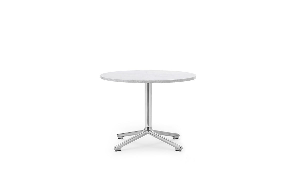 Runder Beistelltisch Lunar von Normann Copenhagen mit weisser Marmor-Tischplatte und Gestell aus poliertem Aluminium, Höhe 45 cm, Durchmesser 60 cm.