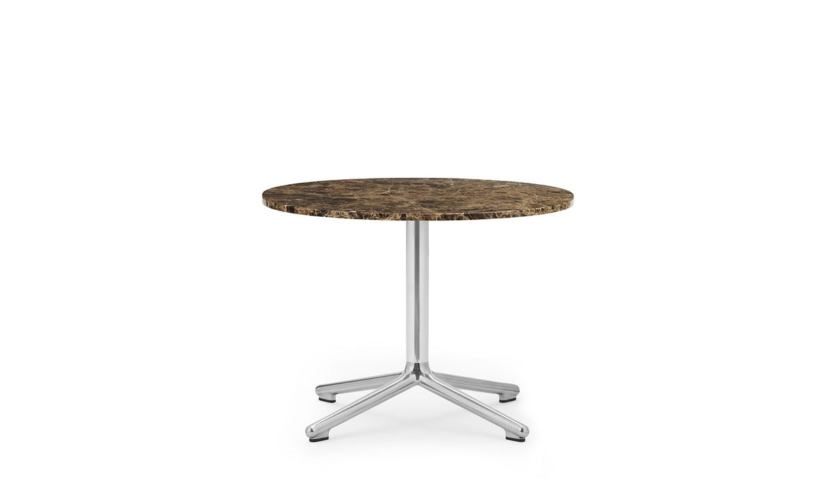 Runder Beistelltisch Lunar von Normann Copenhagen mit weisser Marmor-Tischplatte und Gestell aus poliertem Aluminium, Höhe 45 cm, Durchmesser 60 cm.