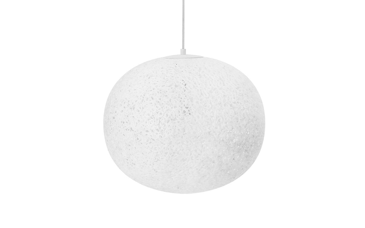 Weisse Pendelleuchte Act Ø60 von Normann Copenhagen mit transparentem Lampenschirm aus verschmolzenen, oval geschnittenen PE-Rohrringen.