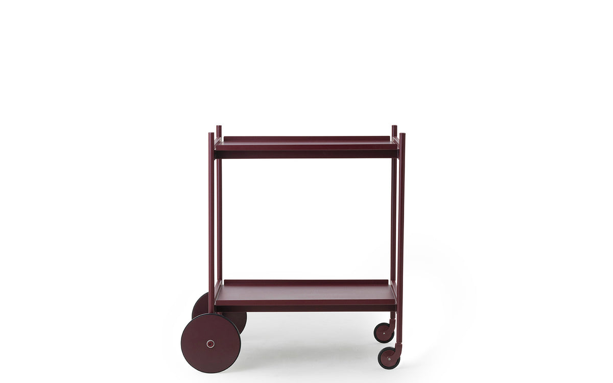 Schwarzer Servierwagen aus pulverbeschichtetem Stahl und MDF mit zwei herausnehmbaren Tabletts und vier Rollen, Design von Simon Legald.