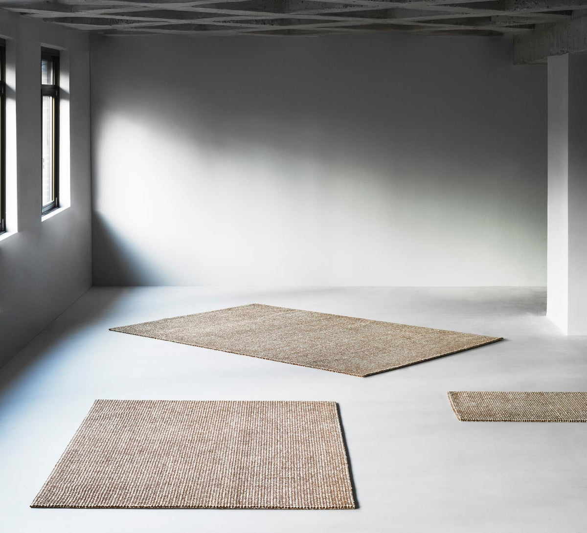 Handgetufteter Flick Teppich aus 100% Neuseeland Wolle in Off White/Braun, 300x200 cm, mit fliessendem Flecken-Muster von Normann Copenhagen.