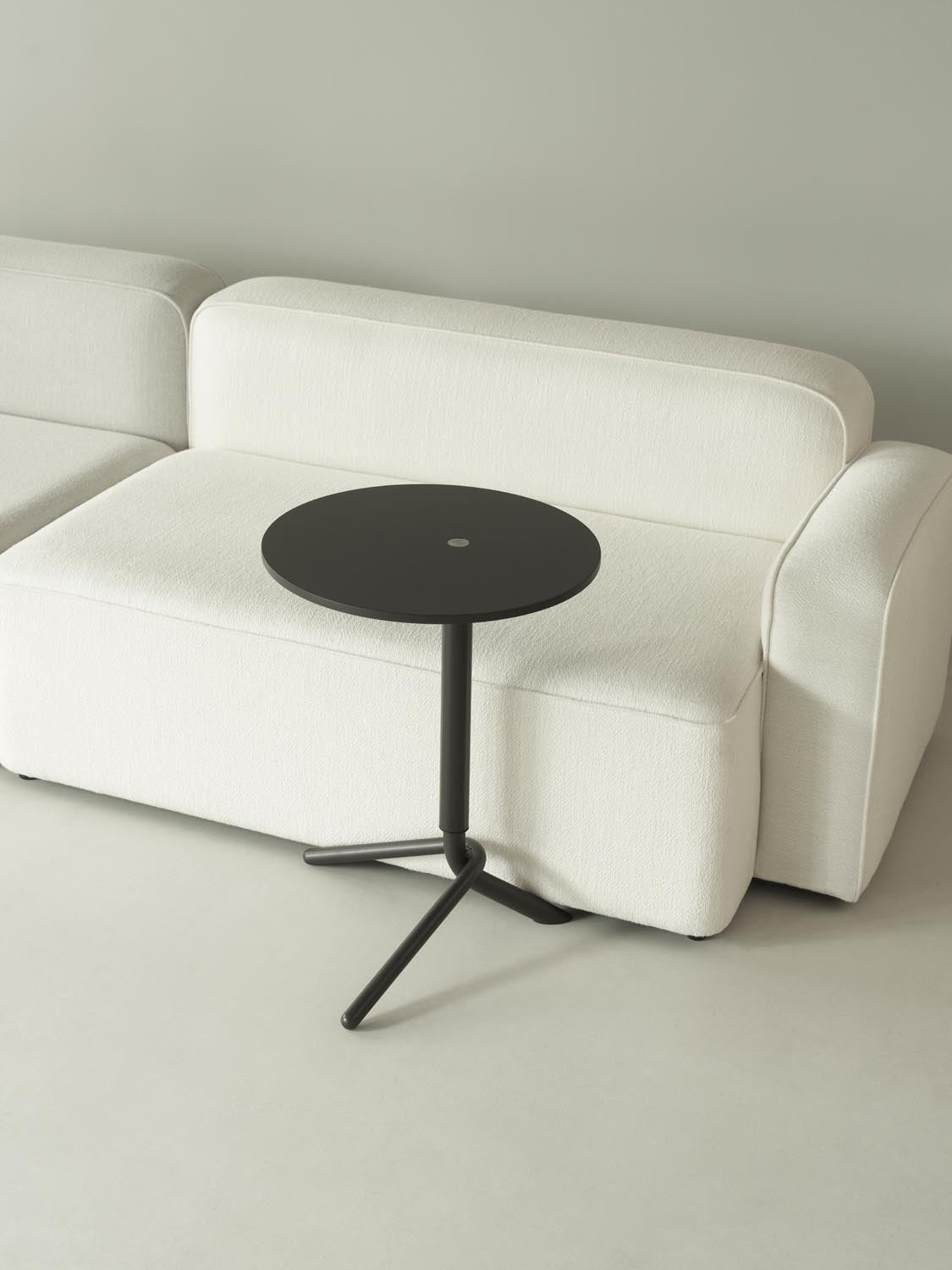 Lift Side Table in Black präsentiert im Onlineshop von KAQTU Design AG. Beistelltisch ist von Normann Copenhagen