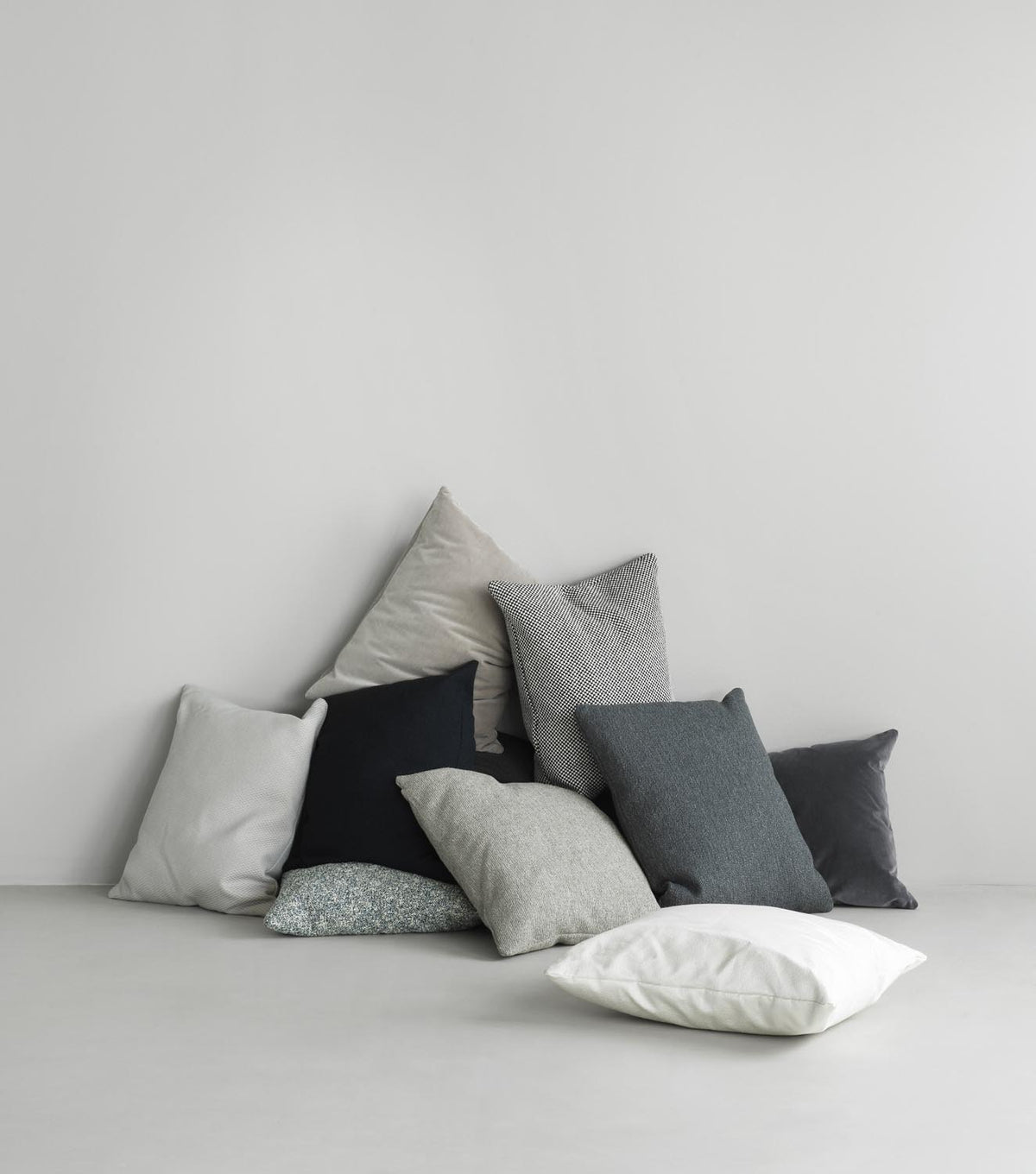 Re Kissen in Grautöne präsentiert im Onlineshop von KAQTU Design AG. Deko Kissen ist von Normann Copenhagen