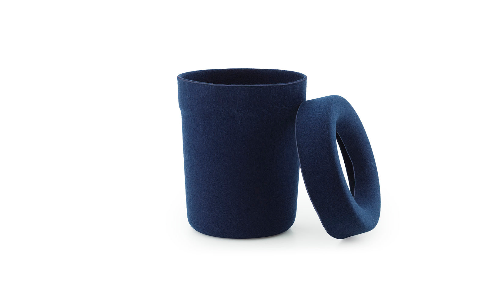 Hide Office Papierkorb in Dark Blue präsentiert im Onlineshop von KAQTU Design AG. Papierkorb ist von Normann Copenhagen
