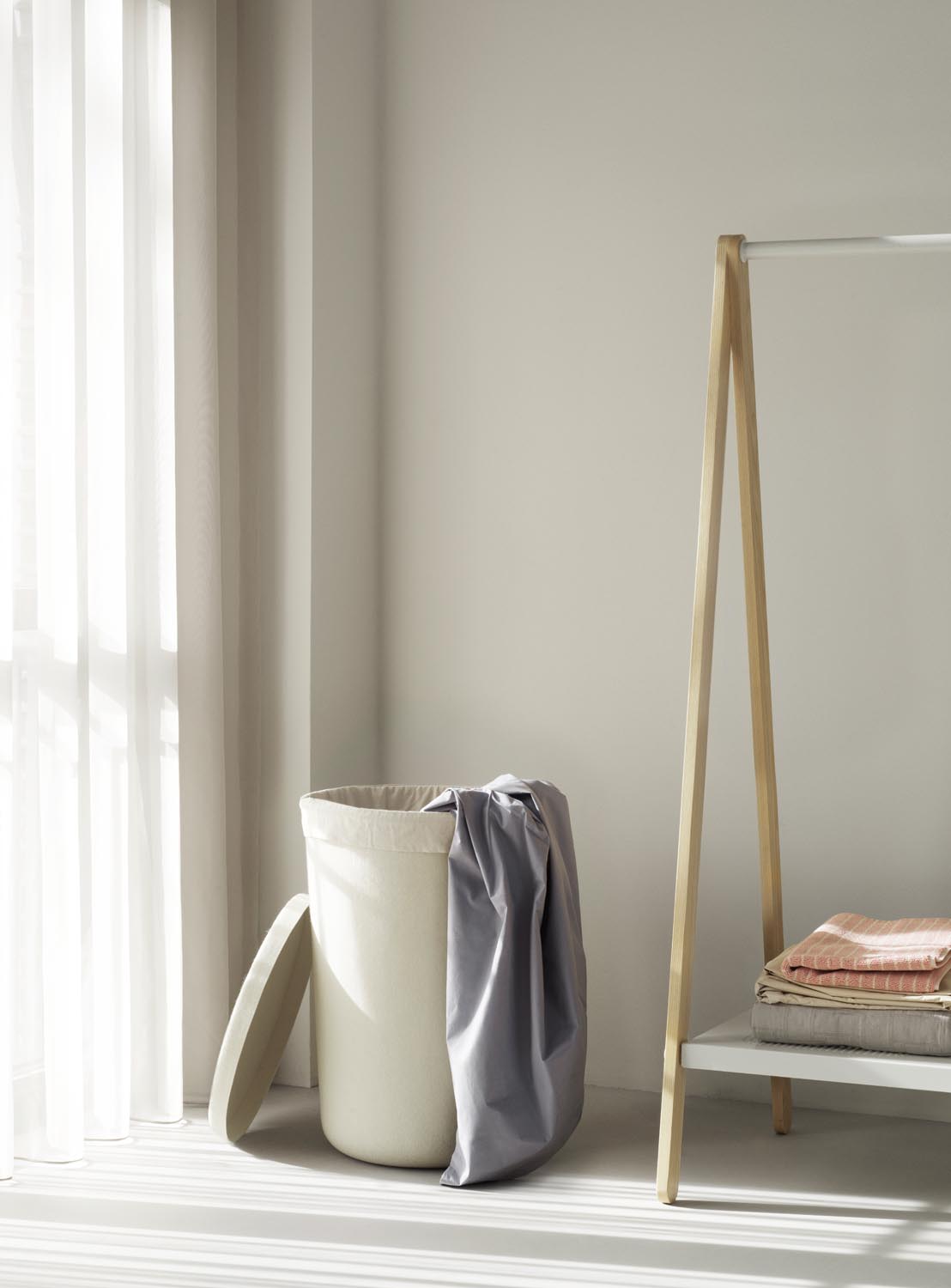 Hide Laundry Basket in Cream präsentiert im Onlineshop von KAQTU Design AG. Wäschekorb ist von Normann Copenhagen