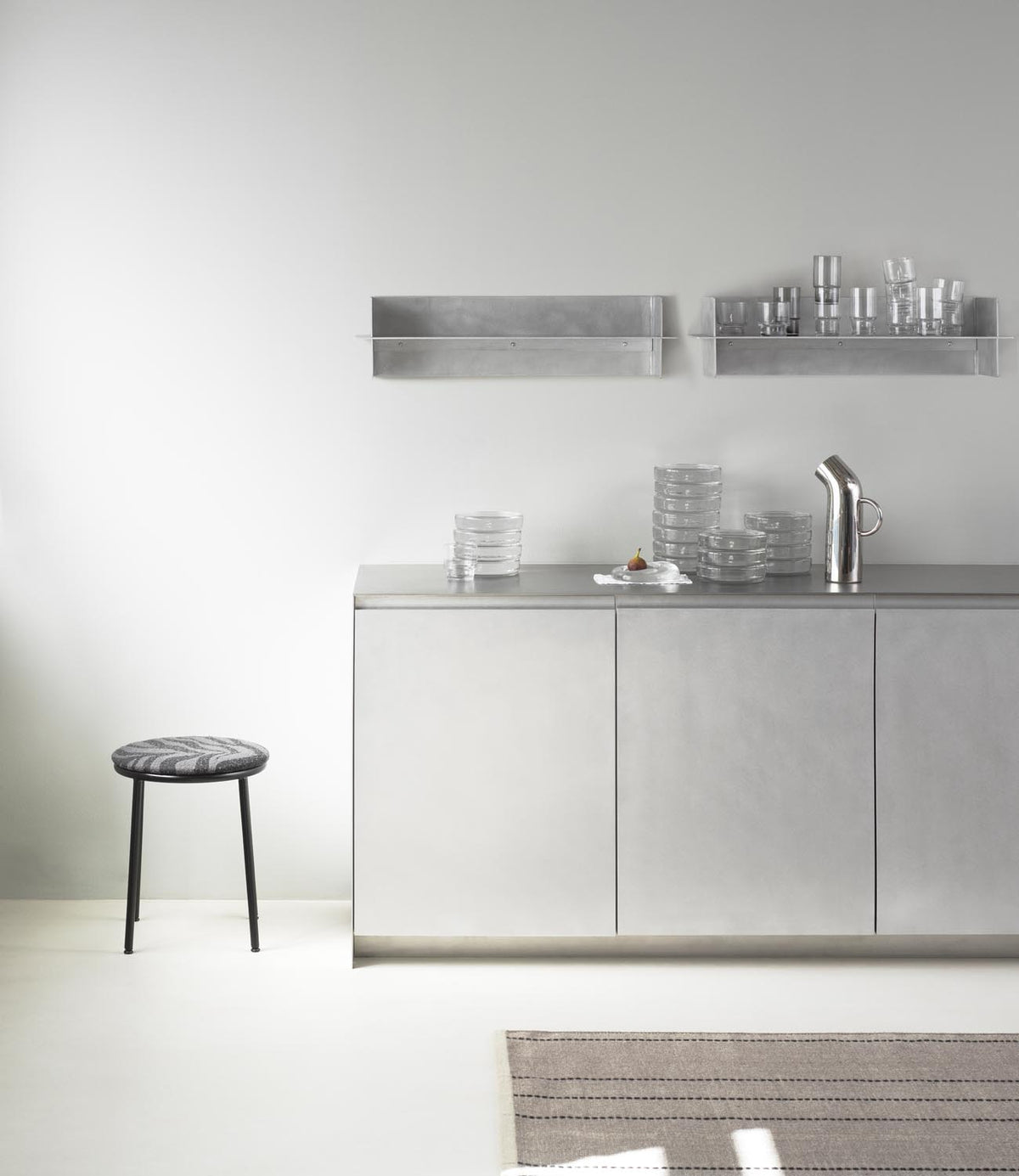 Alu Regal 80 cm in Aluminum präsentiert im Onlineshop von KAQTU Design AG. Wandregal ist von Normann Copenhagen