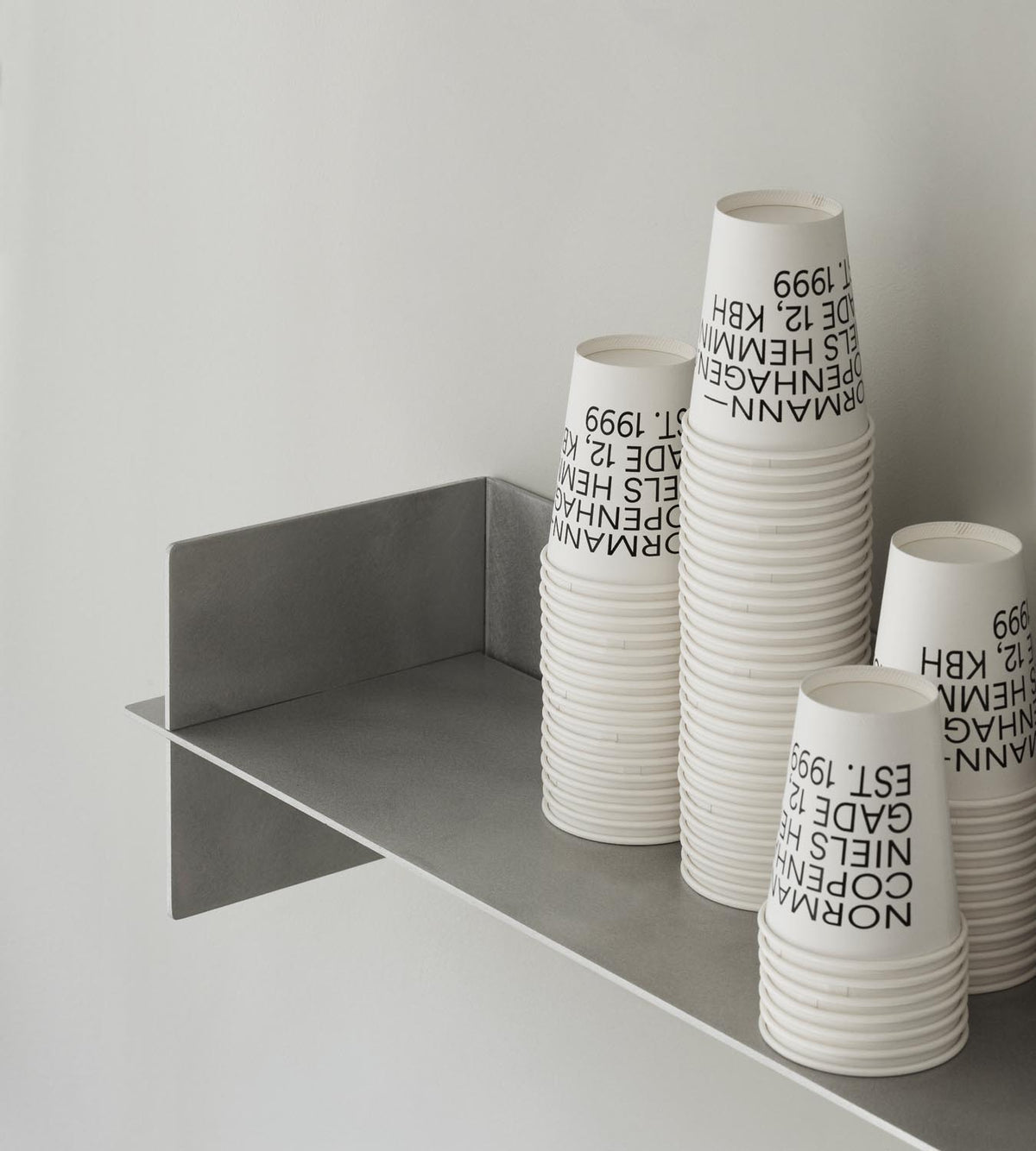 Alu Regal 80 cm in Aluminum präsentiert im Onlineshop von KAQTU Design AG. Wandregal ist von Normann Copenhagen