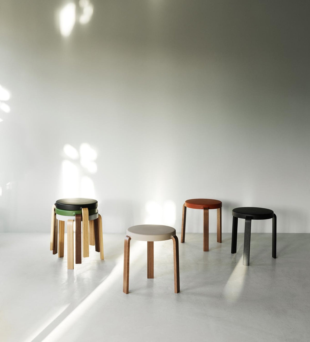 Tap Stuhl in Schwarz/ karamel präsentiert im Onlineshop von KAQTU Design AG. Hocker ist von Normann Copenhagen