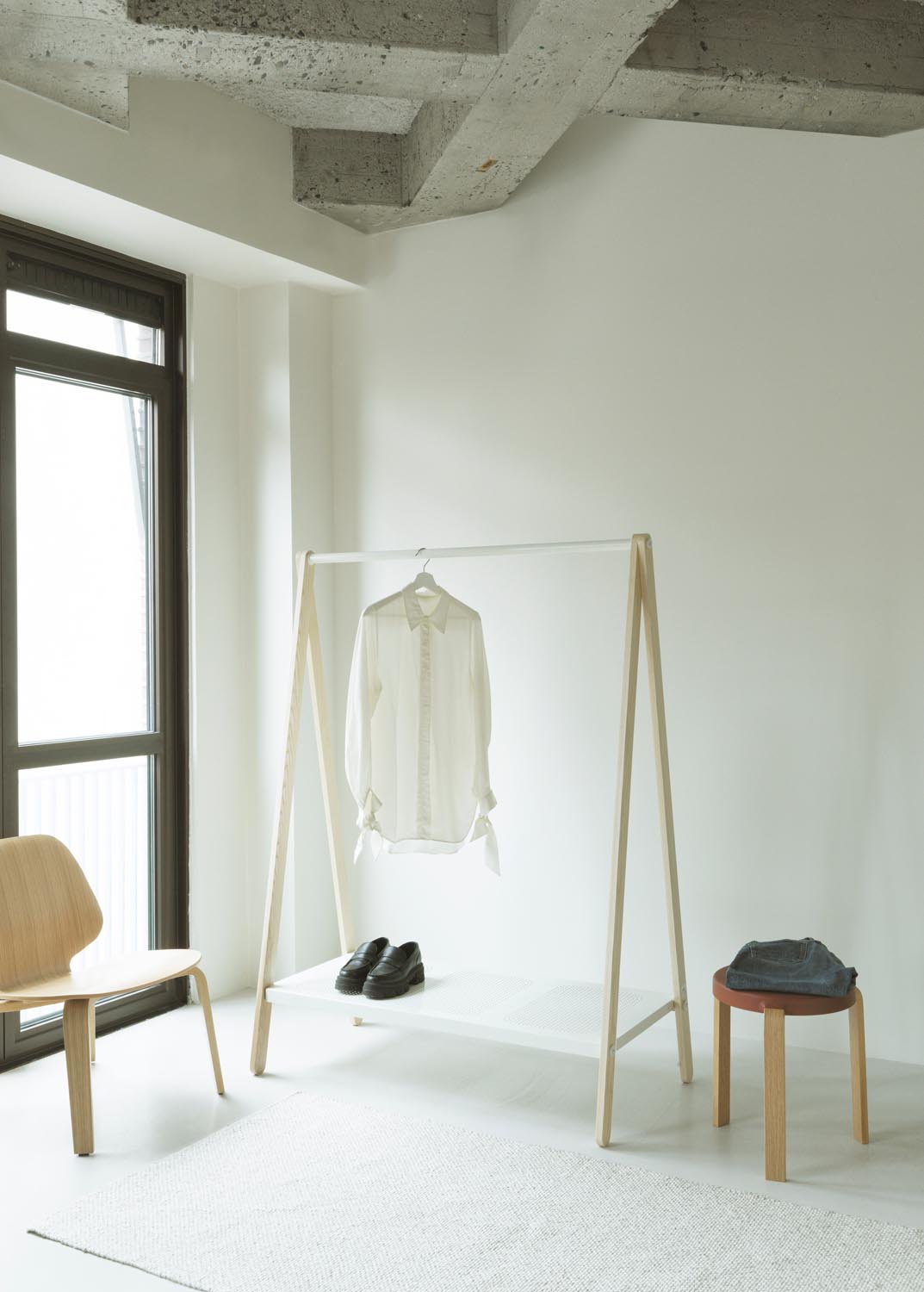 Tap Stuhl in Schwarz/ sand präsentiert im Onlineshop von KAQTU Design AG. Hocker ist von Normann Copenhagen