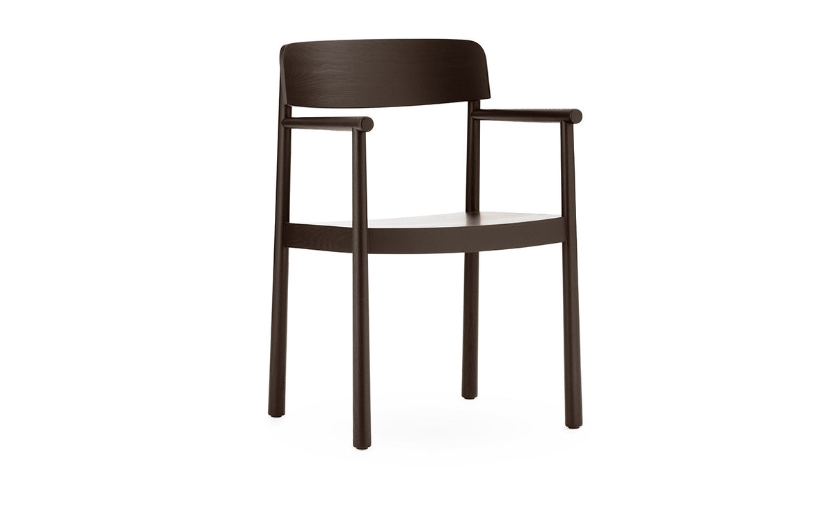 Armstuhl Timb von Normann Copenhagen in Braun: Schale aus bemalter, lackierter Esche, Sitz und Rückenlehne aus Eschenfurnier mit sichtbarer Dübelkonstruktion.