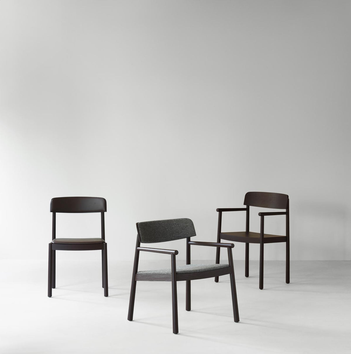 Timb Armlehnstuhl in Brown präsentiert im Onlineshop von KAQTU Design AG. Stuhl ist von Normann Copenhagen