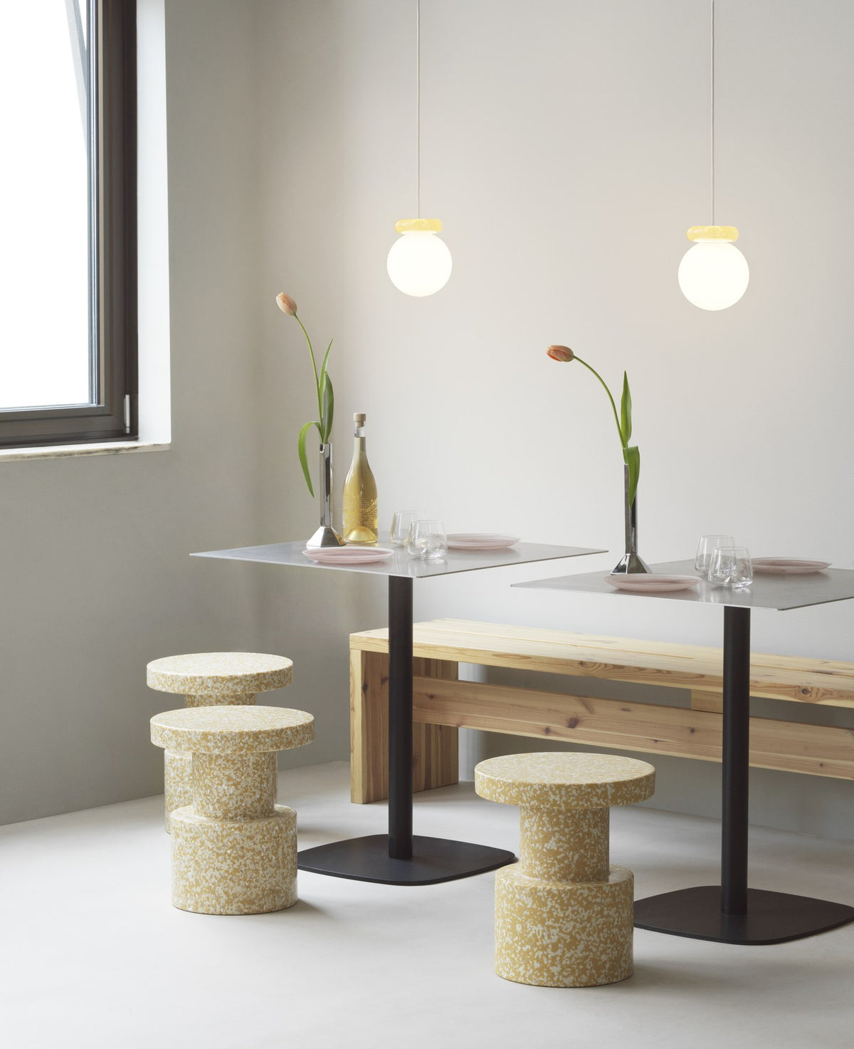 Pendelleuchte Hinx von Normann Copenhagen in Dunkelbraun, Lampenschirm aus Opalglas mit ringförmigem Kunstharzsockel.