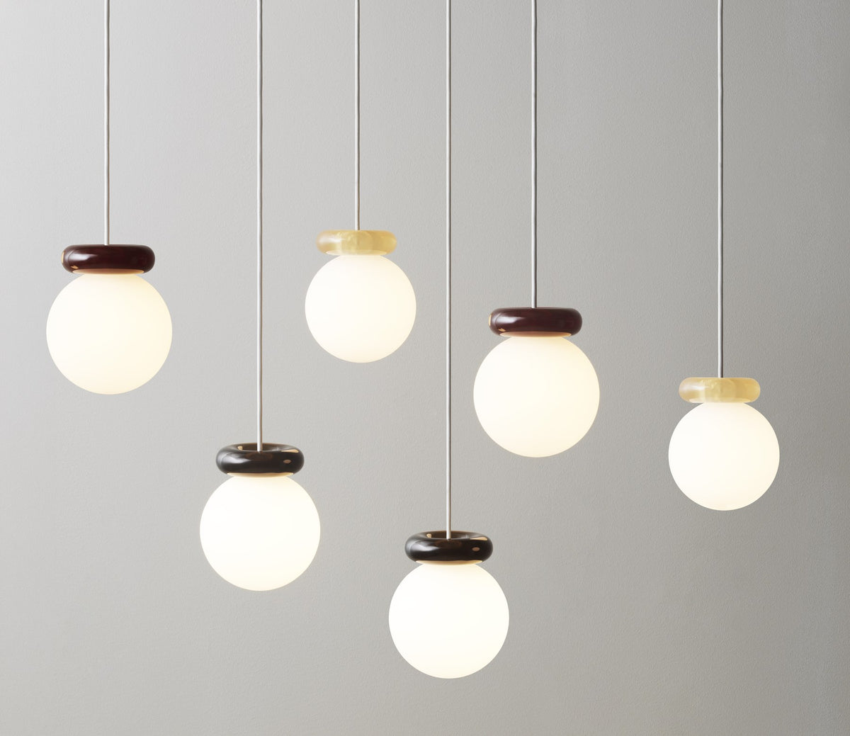 Pendelleuchte Hinx von Normann Copenhagen in Dunkelbraun, Lampenschirm aus Opalglas mit ringförmigem Kunstharzsockel.