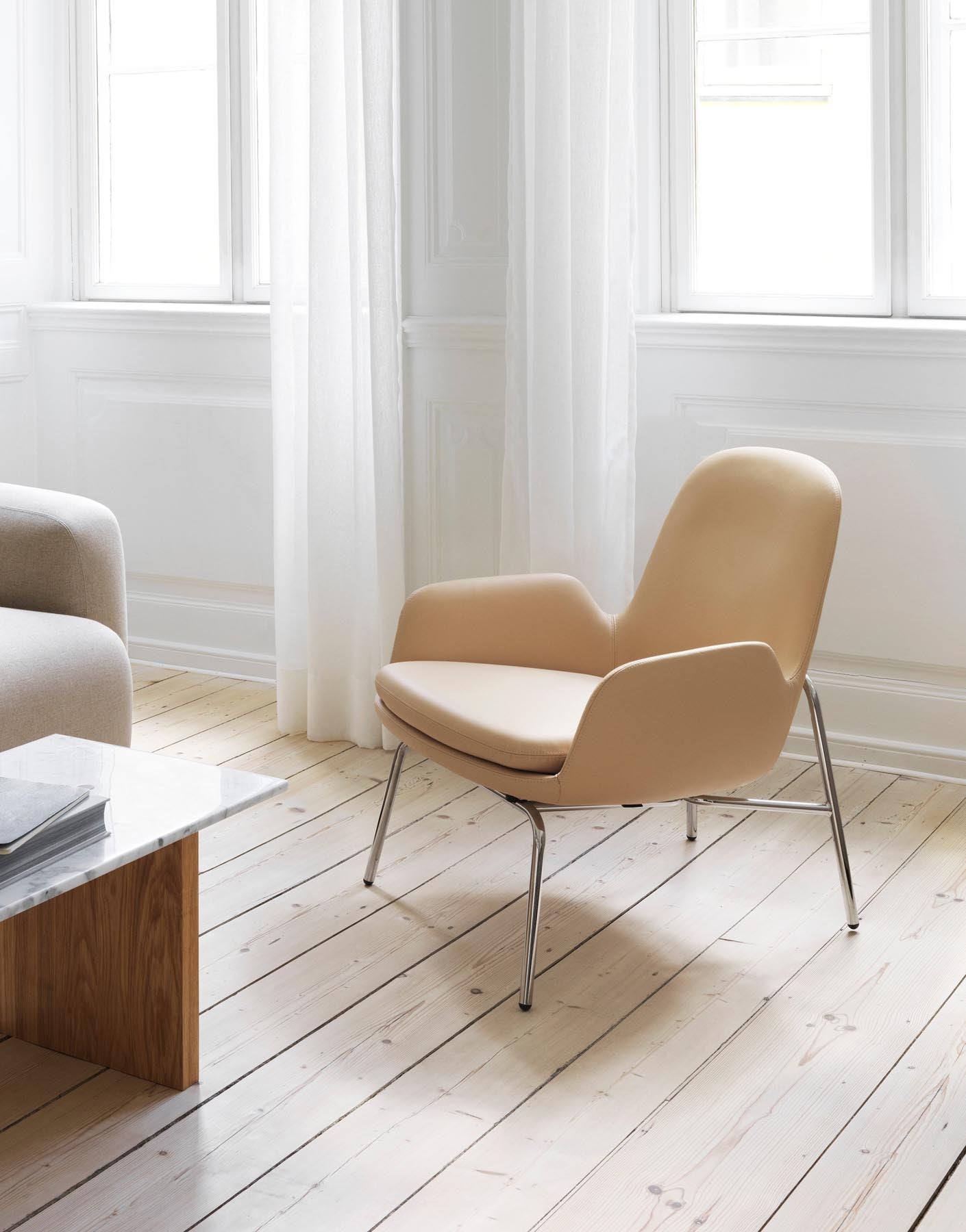 Der Era Lounge Sessel von Normann Copenhagen: Zeitloses, kurviges Design, hoher Komfort, individuell anpassbar mit vielfältigen Stoff- und Farboptionen.