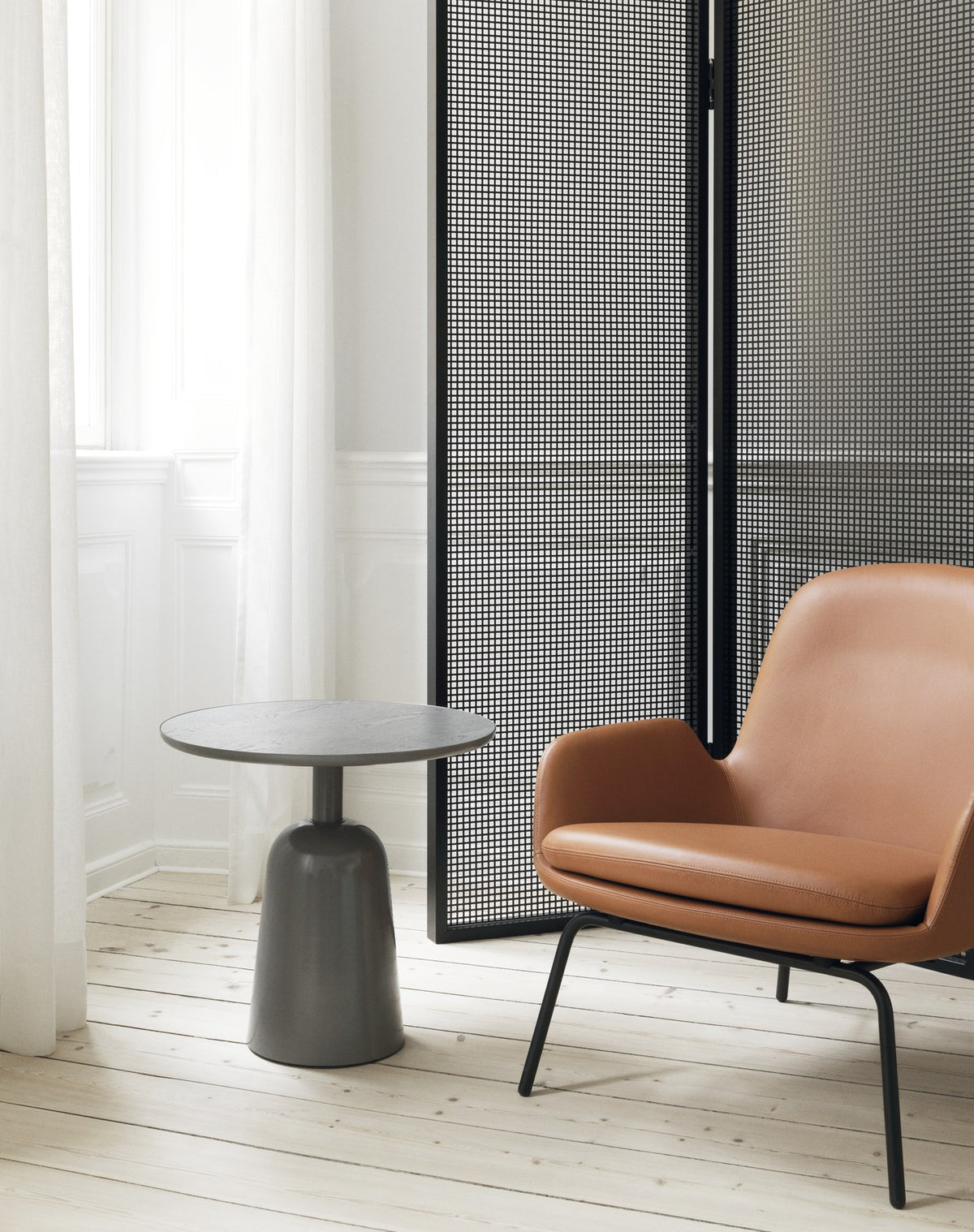 Era Lounge-Sessel in Beige mit verchromten Beinen, geschwungener Sitzschale und weich gepolstertem Kissen von Normann Copenhagen.