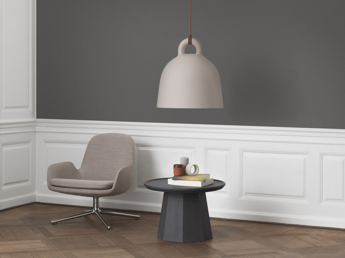 Era Lounge-Sessel von Normann Copenhagen in Braun mit gepolsterter Sitzschale, Kissen und drehbarem Aluminiumgestell, freistehend fotografiert.