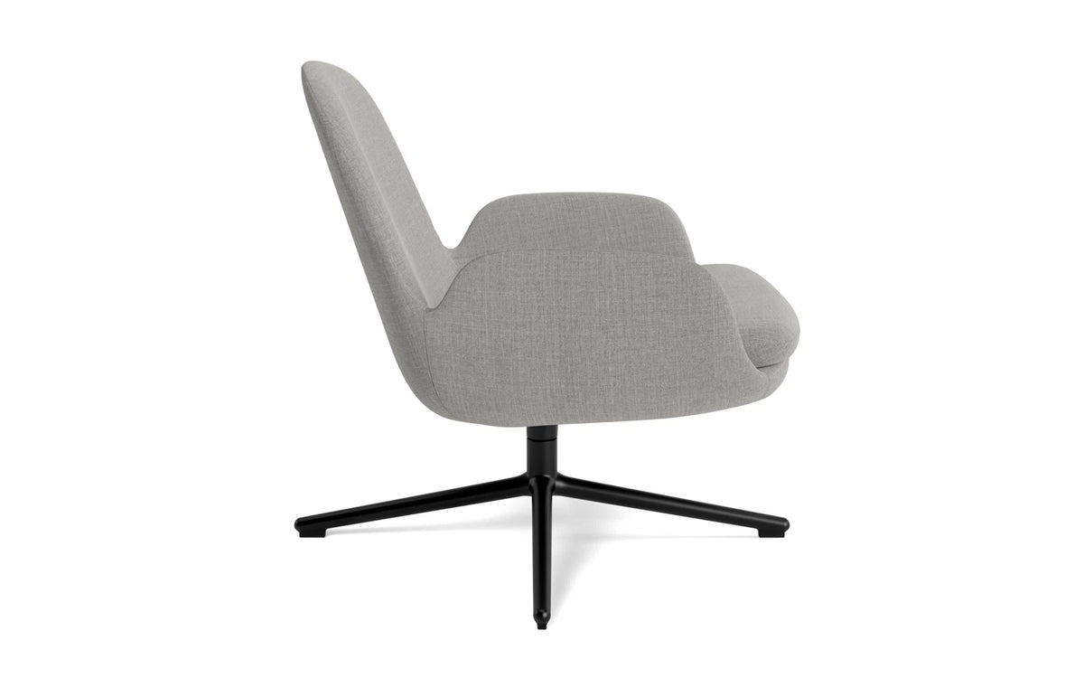 Era Lounge-Sessel niedrig mit Drehgestell schwarzes Aluminium Remix in Remix 133 präsentiert im Onlineshop von KAQTU Design AG. Drehsessel ist von Normann Copenhagen