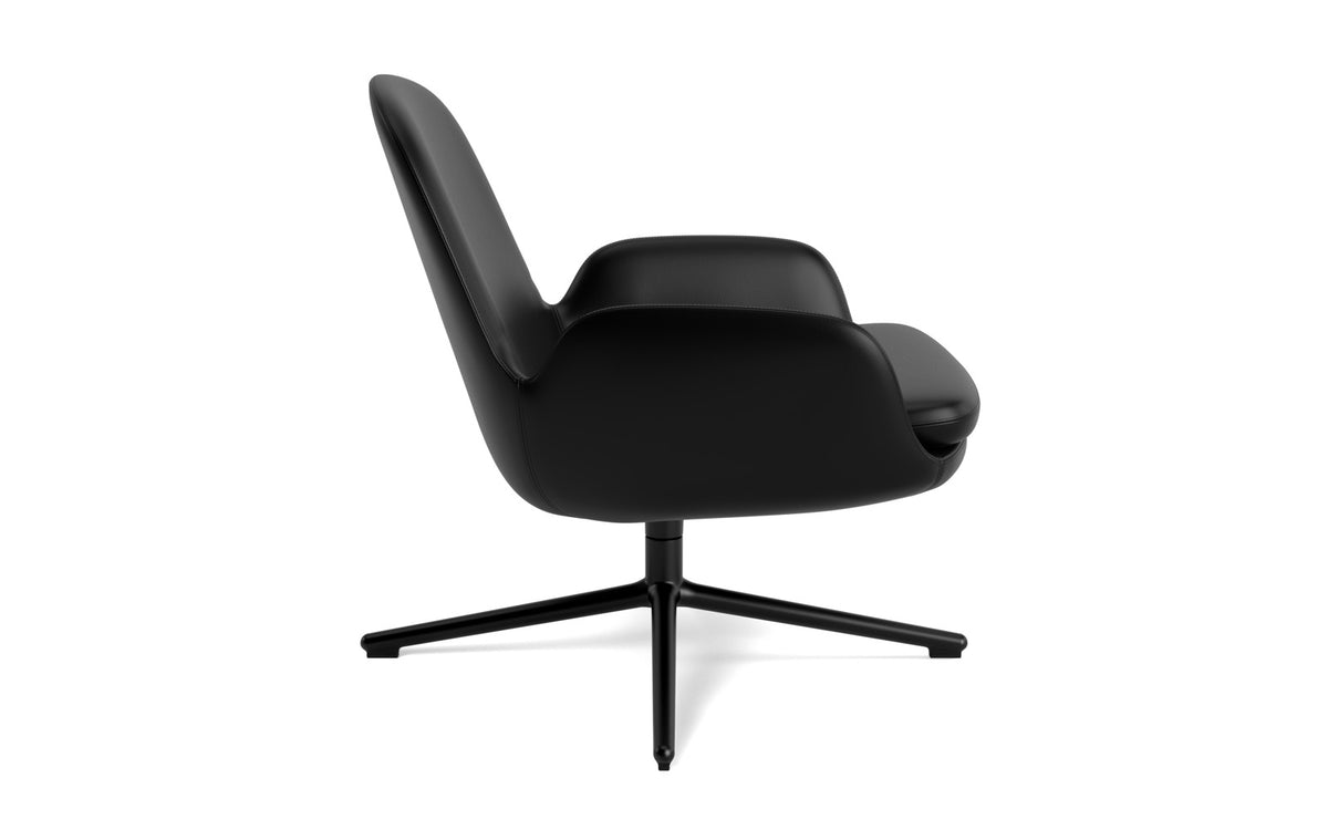 Era Lounge-Sessel niedrig mit Drehgestell schwarzes Aluminium Ultra Leder in Ultra Leder präsentiert im Onlineshop von KAQTU Design AG. Sessel ist von Normann Copenhagen