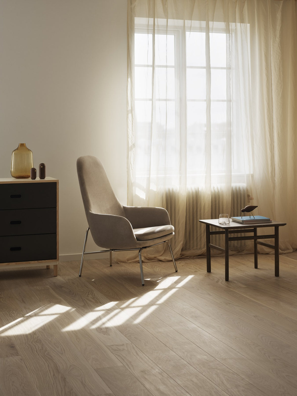 Era Lounge-Sessel hoch in Grau von Normann Copenhagen, gepolsterte Sitzschale mit Stahlverstärkung, Beine aus Eiche.