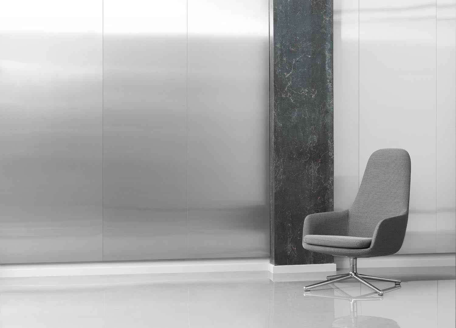 Der Era Lounge Sessel hoch von Normann Copenhagen vereint zeitloses Design mit Komfort und Vielseitigkeit für moderne Wohnräume.
