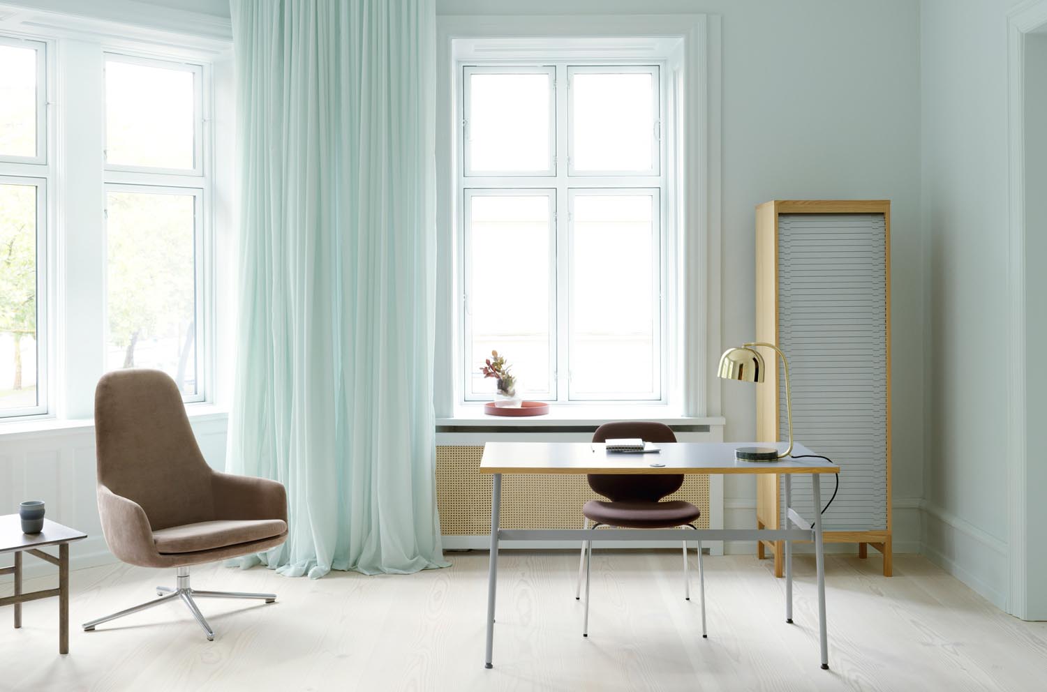 Der Era Drehsessel von Normann Copenhagen: Zeitloses, kurviges Design, hoher Komfort, individuell gestaltbar, ideal zum Entspannen.