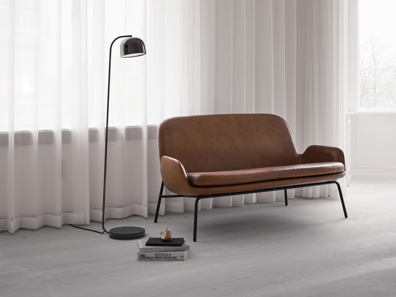 Erleben Sie das Era Sofa Chrom Remix von Normann Copenhagen – ein elegantes Möbelstück, das Komfort und zeitloses Design harmonisch verbindet.