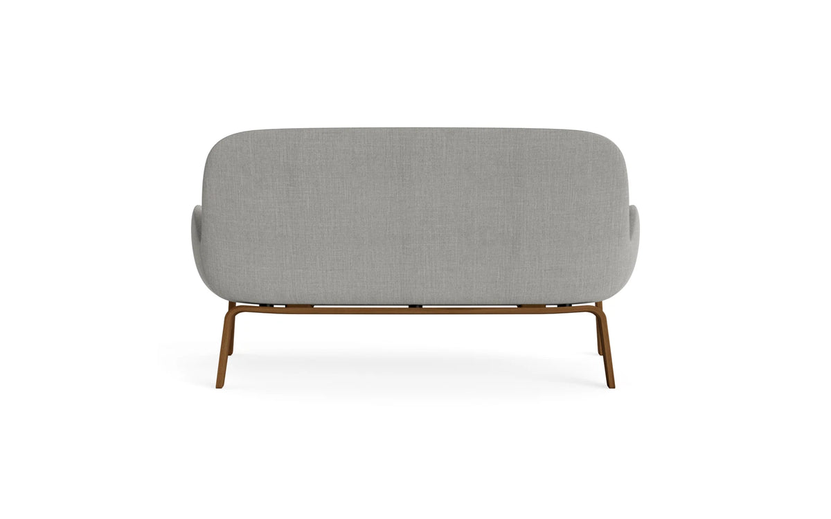 Era Sofa Walnuss Remix in Remix 133 präsentiert im Onlineshop von KAQTU Design AG. 2er Sofa ist von Normann Copenhagen