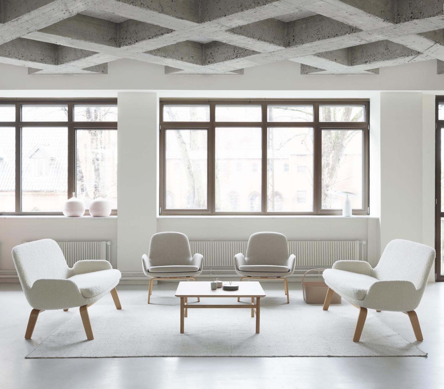 Das Era Sofa von Normann Copenhagen: Zeitloses, kurviges Design, hohe Qualität, flexibel für jede Generation. Vielseitige Stoff- und Farbwahl.