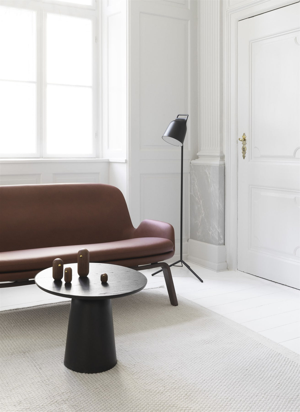 Era 2er Sofa von Normann Copenhagen in Braun mit gepolsterter Sitzschale, weichen Kissen und Beinen aus lackierter Eiche.