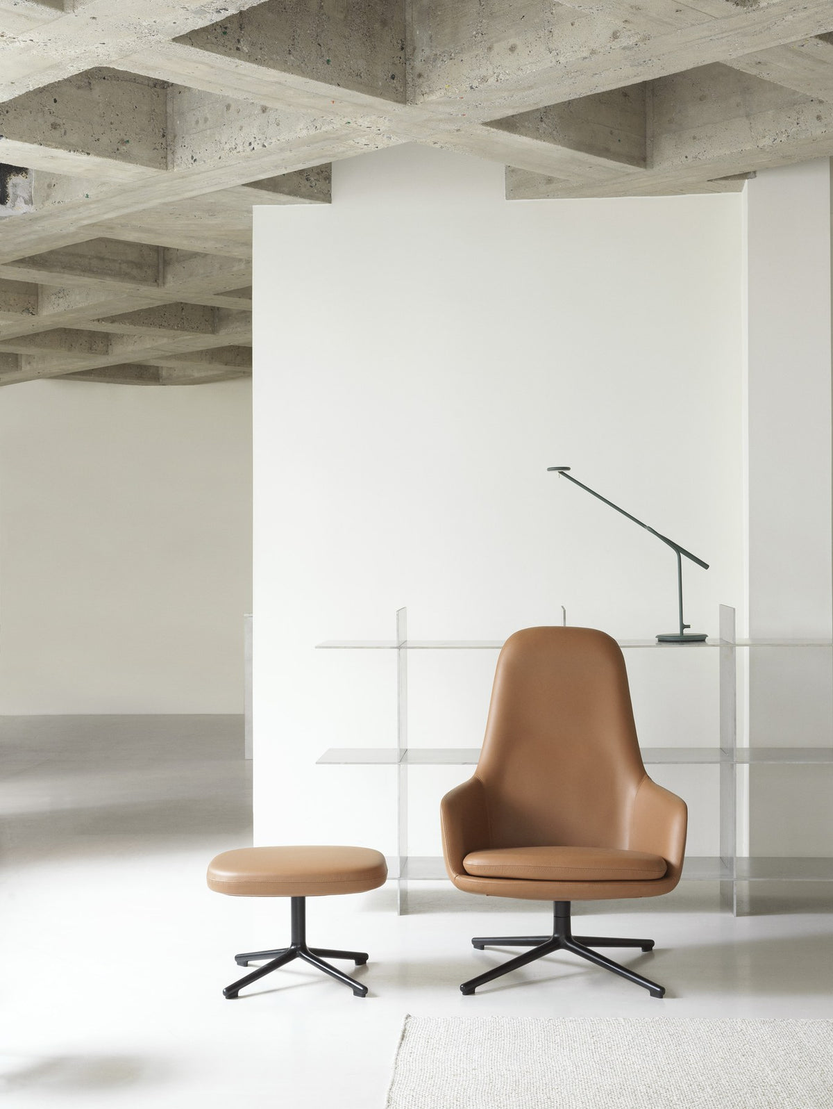 Era Fusshocker von Normann Copenhagen mit braunem Stoffbezug, gepolstertem Sitzkissen und Gestell aus schwarzem Aluminium, kompakte, gerundete Form.