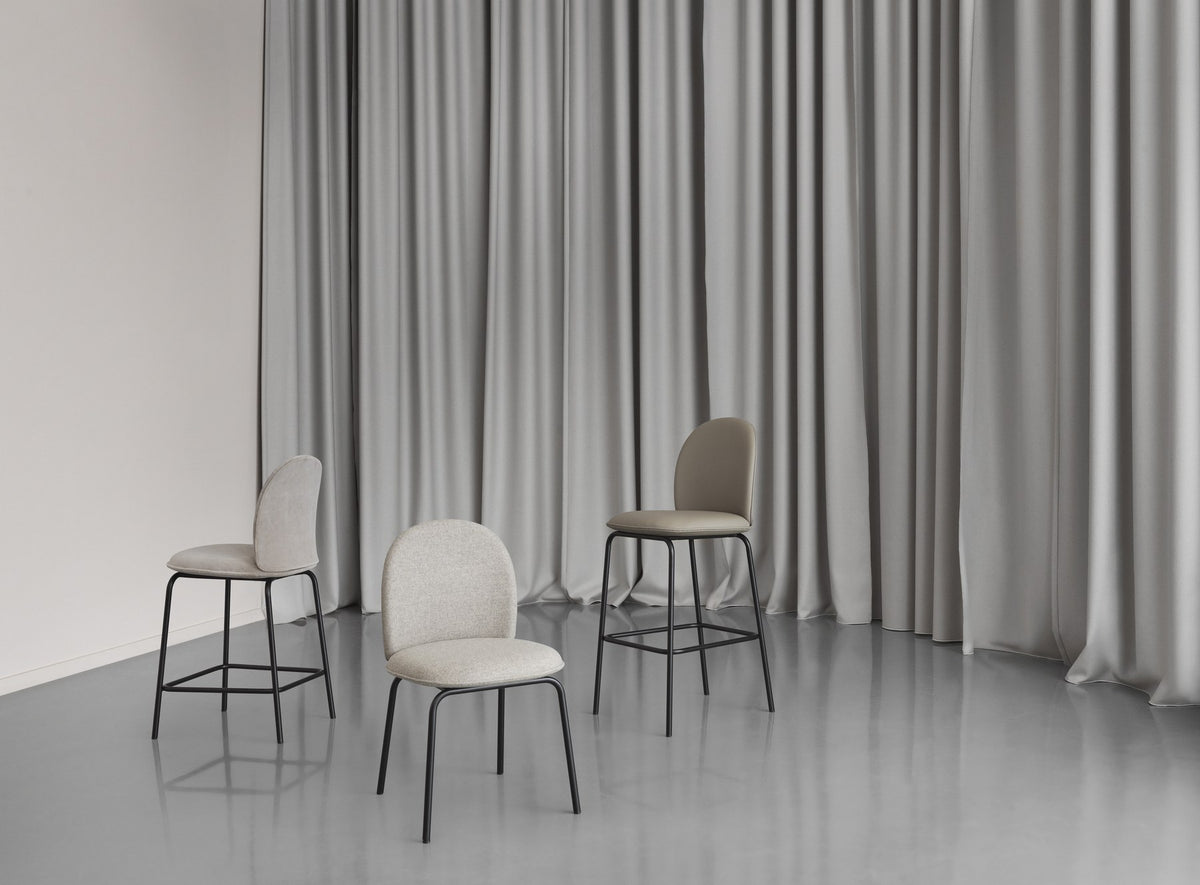 Ace Barstuhl von Normann Copenhagen mit gepolsterter Sitzschale aus Furnier und PU-Schaum, schwarzem Stahlgestell und schräg gestellten Beinen.