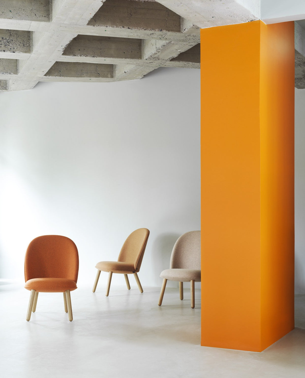 Ace Lounge-Sessel Eiche von Normann Copenhagen in Blau, gepolsterte Schale mit Eichenbeinen, abgerundete Form, Sitzhöhe 41 cm.