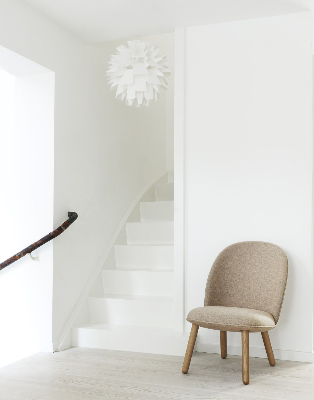 Ace Lounge-Sessel Eiche von Normann Copenhagen in Blau, gepolsterte Schale mit Eichenbeinen, abgerundete Form, Sitzhöhe 41 cm.