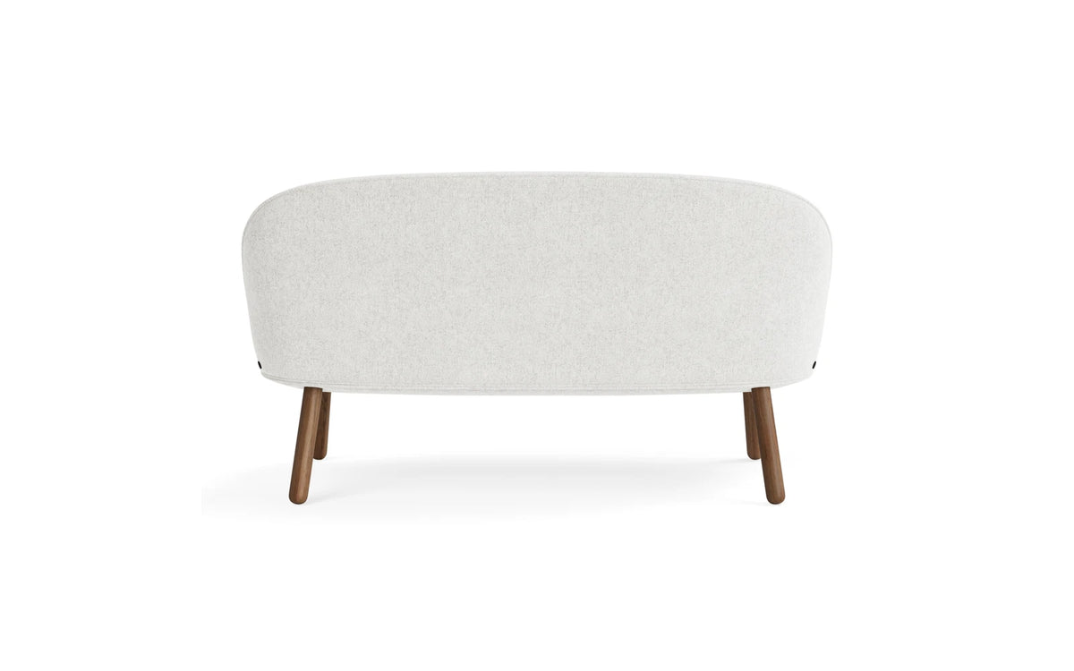 Ace Sofa Gebeizte Eiche Hallingdal in Hallingdal 110 präsentiert im Onlineshop von KAQTU Design AG. 2er Sofa ist von Normann Copenhagen