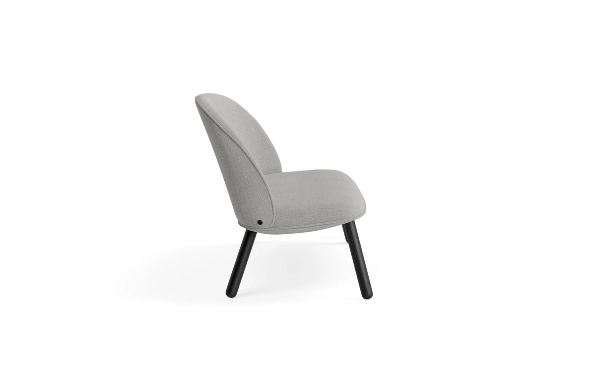 Ace Sofa schwarze Eiche Remix in Remix 133 präsentiert im Onlineshop von KAQTU Design AG. 2er Sofa ist von Normann Copenhagen