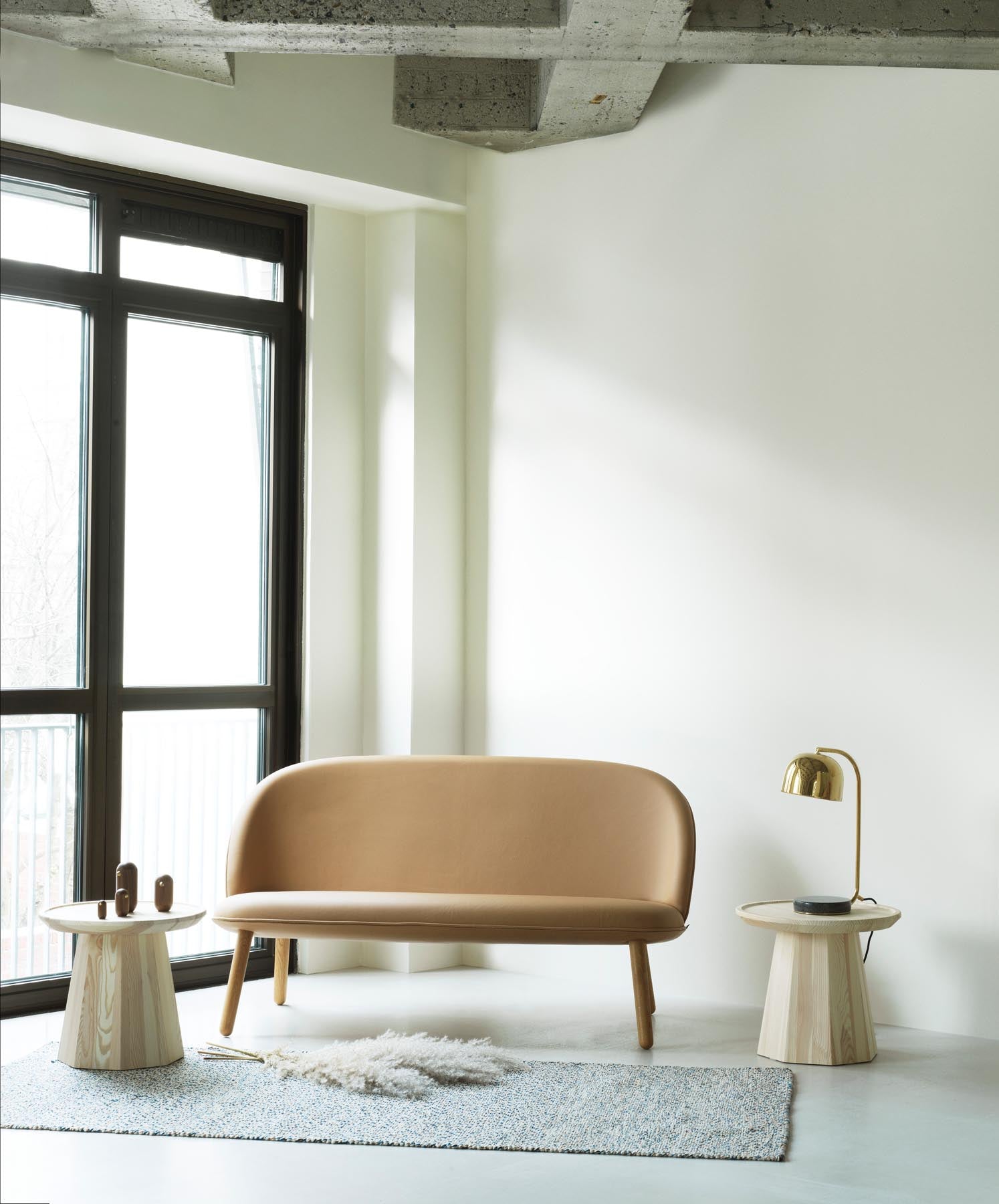 Ace Sofa schwarze Eiche Remix in Remix 133 präsentiert im Onlineshop von KAQTU Design AG. 2er Sofa ist von Normann Copenhagen