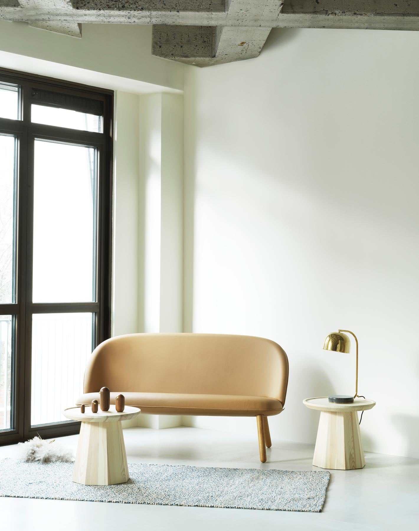Ace Sofa schwarze Eiche Remix in Remix 133 präsentiert im Onlineshop von KAQTU Design AG. 2er Sofa ist von Normann Copenhagen