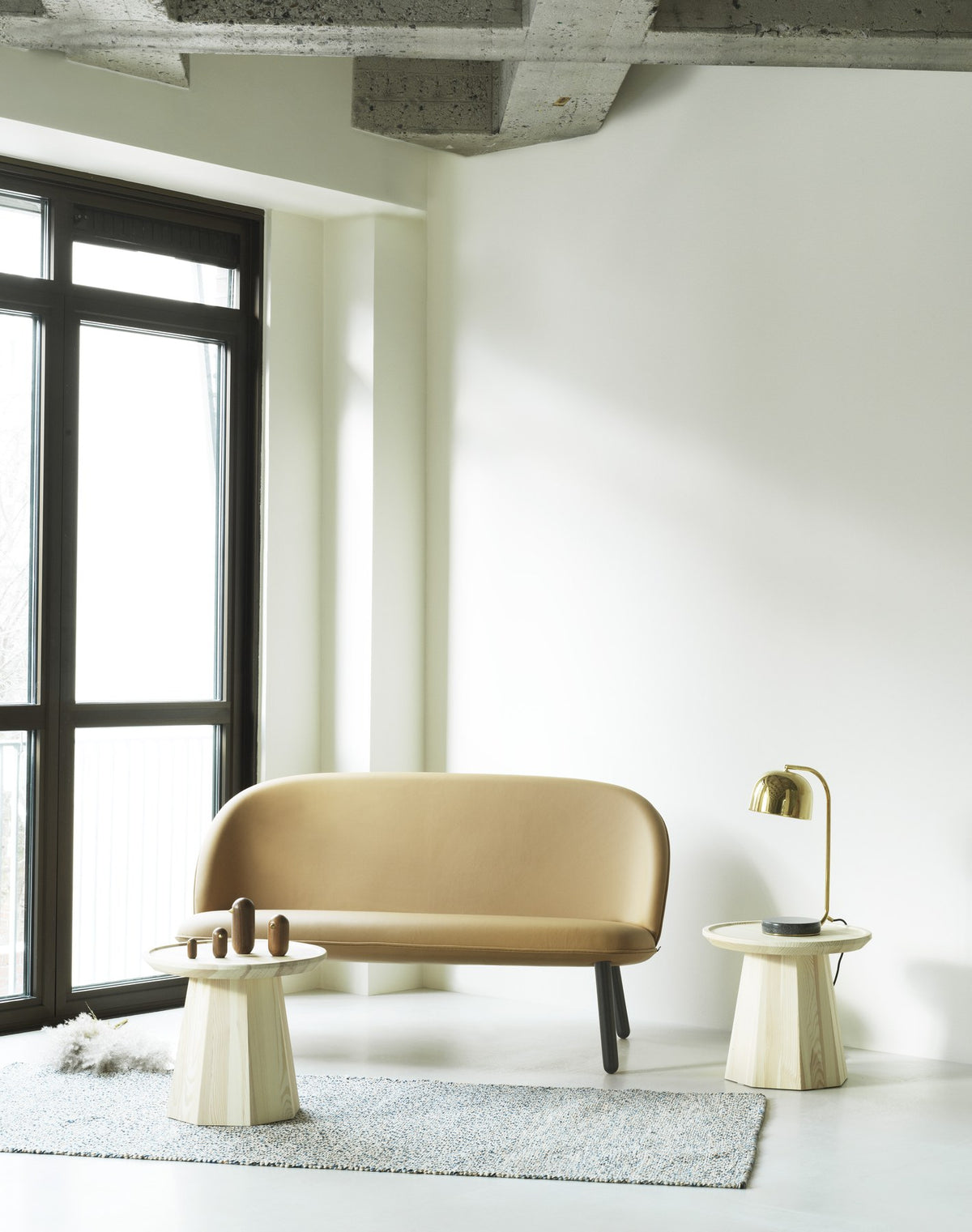 Ace 2er Sofa von Normann Copenhagen mit beigem Textilbezug, gepolsterter Rückenlehne mit Ziernaht und Beinen aus schwarzer Eiche.