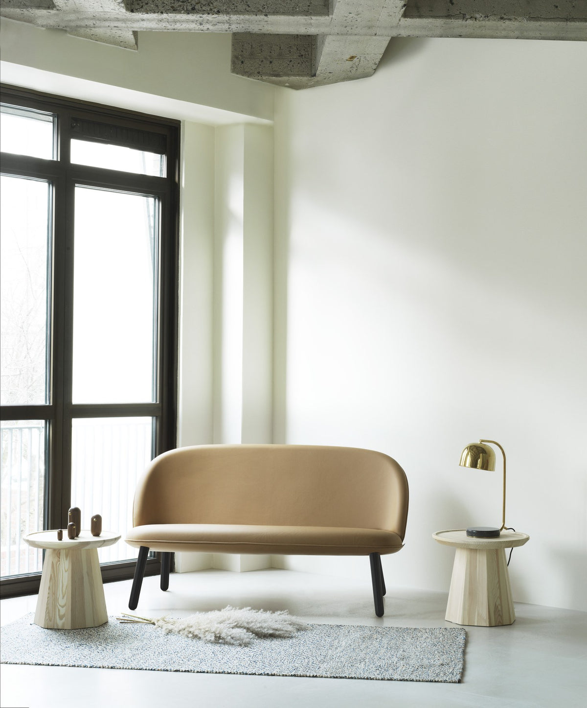 Ace 2er Sofa von Normann Copenhagen in Beige mit gepolsterter Rückenlehne, Sitzfläche und schwarzen, konischen Stahlbeinen.
