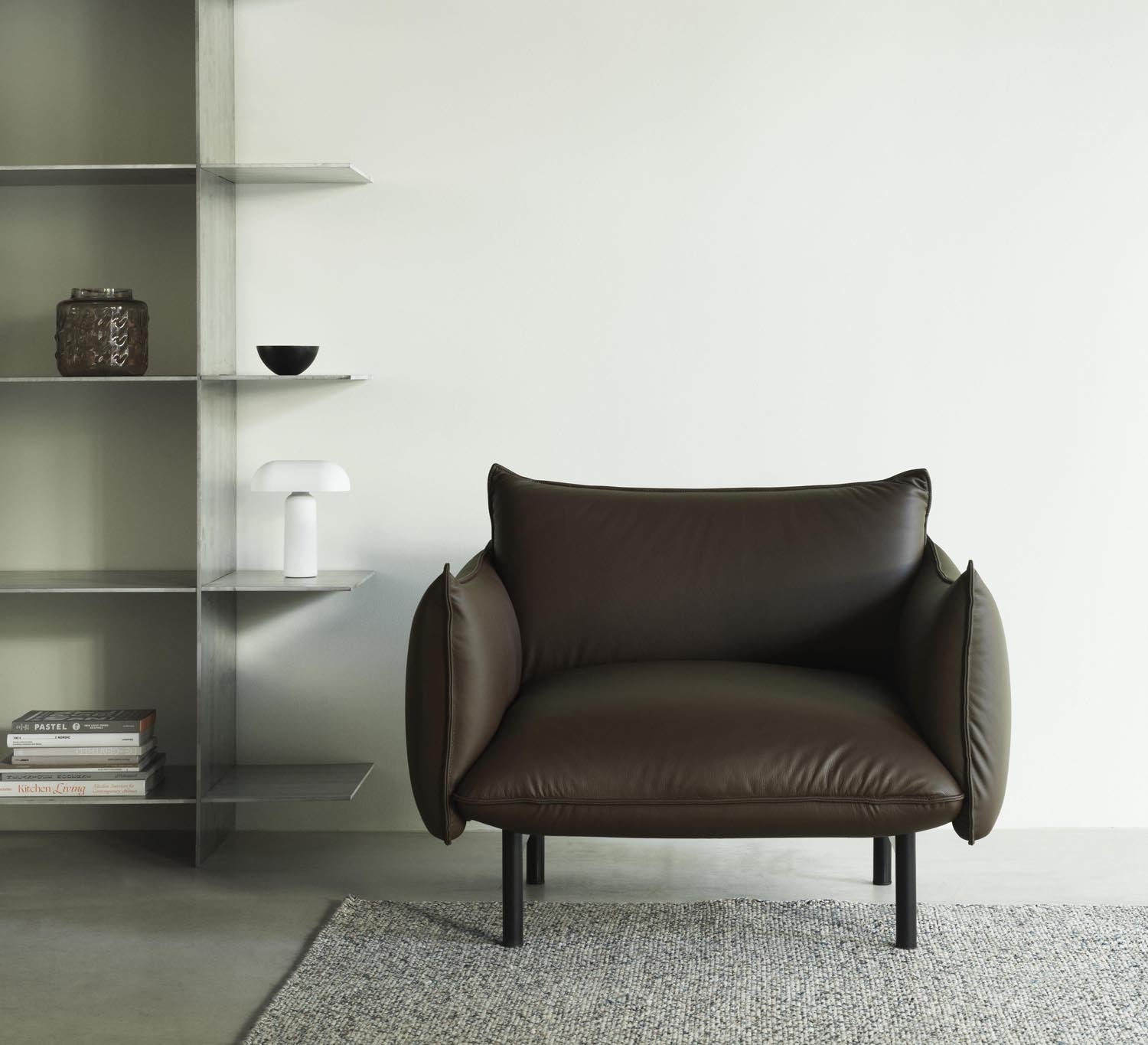 Erleben Sie den Ark Lounge-Sessel von Normann Copenhagen: Ein modernes Design mit sanften Kurven, hochwertigem Komfort und eleganten Stahlbeinen.