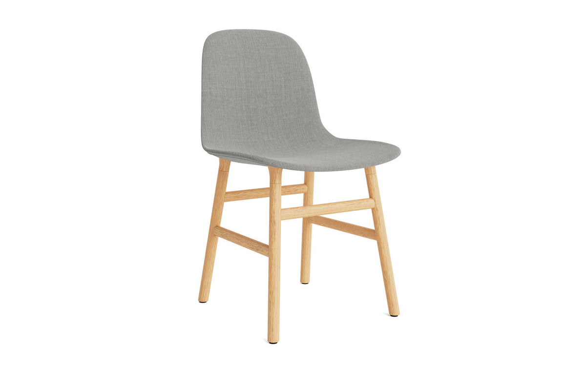 Gepolsterter Stuhl Form von Normann Copenhagen in Taupe mit Sitzschale aus Polypropylen und Beinen aus lackierter Eiche.