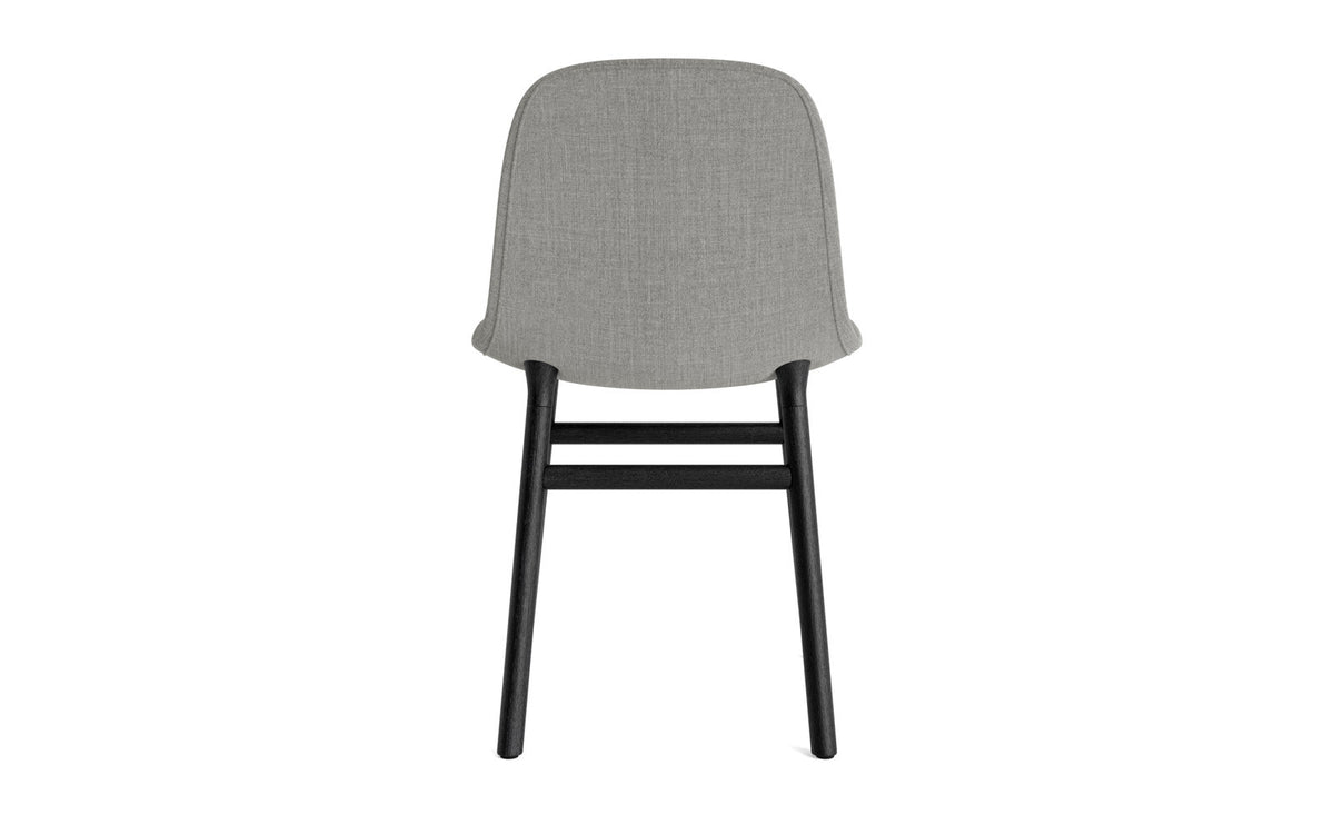 Form Stuhl gepolstert schwarze Eiche Hallingdal in Remix 133 präsentiert im Onlineshop von KAQTU Design AG. Stuhl ist von Normann Copenhagen