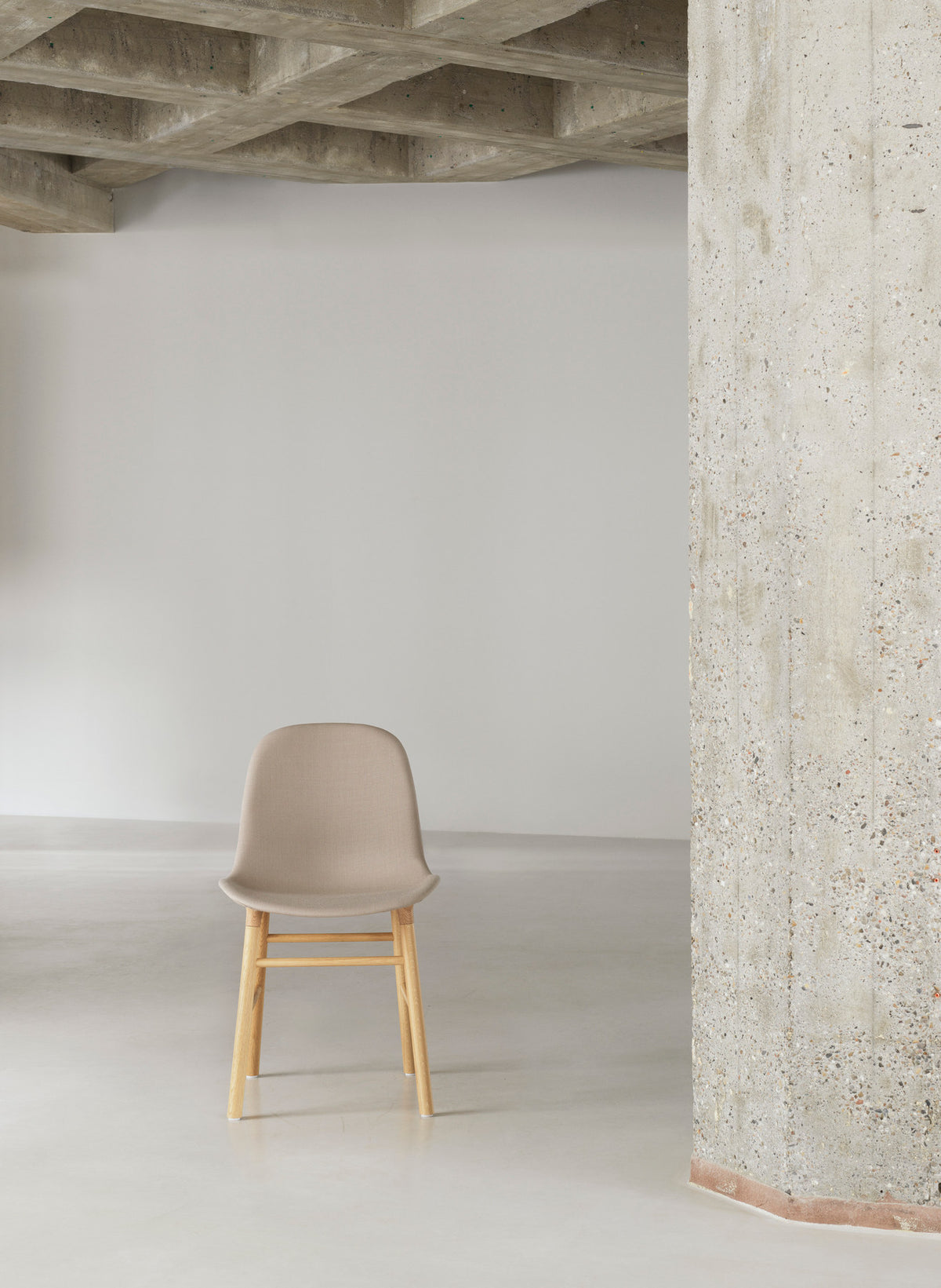 Form Stuhl gepolstert schwarze Eiche Hallingdal in Remix 133 präsentiert im Onlineshop von KAQTU Design AG. Stuhl ist von Normann Copenhagen