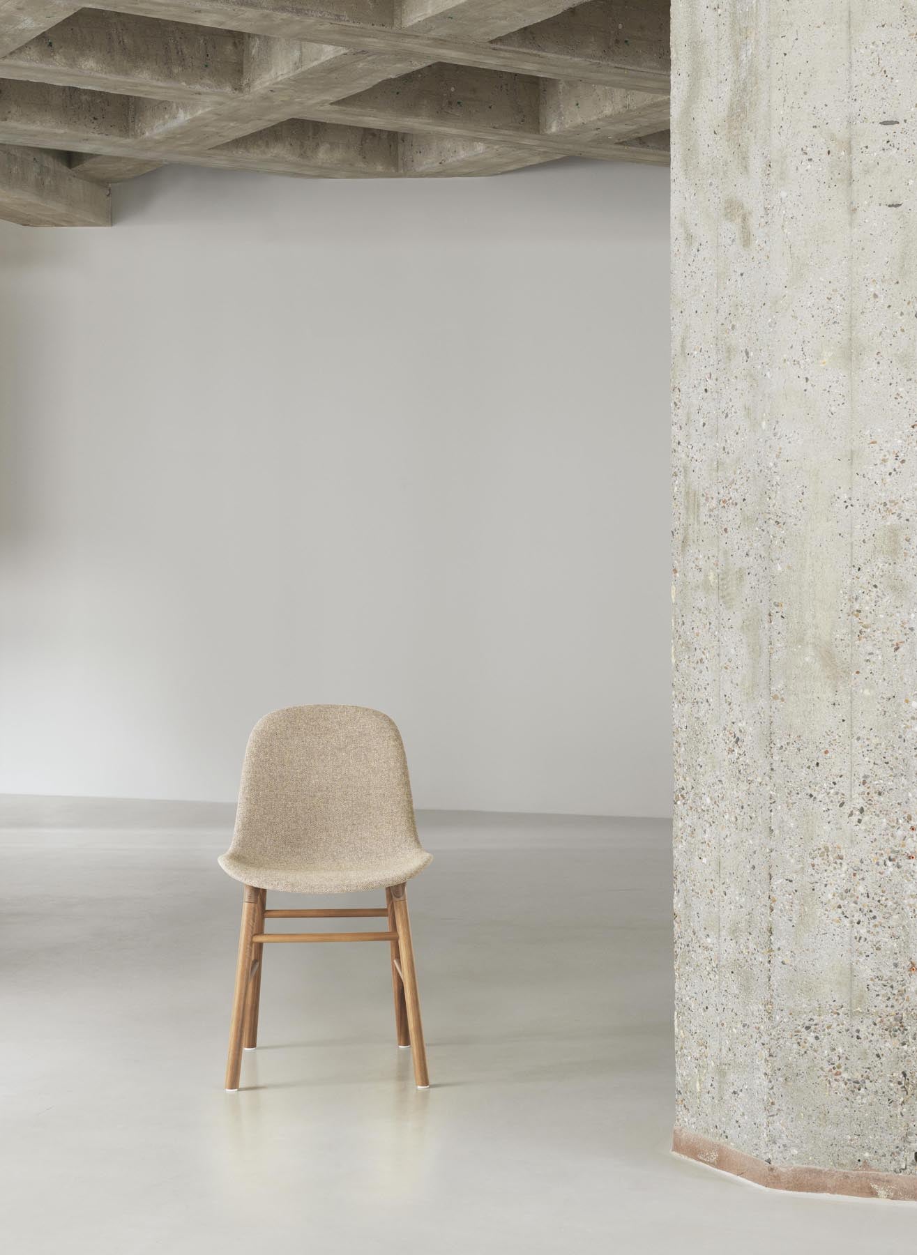 Form Stuhl gepolstert Walnuss Remix in Remix 133 präsentiert im Onlineshop von KAQTU Design AG. Stuhl ist von Normann Copenhagen