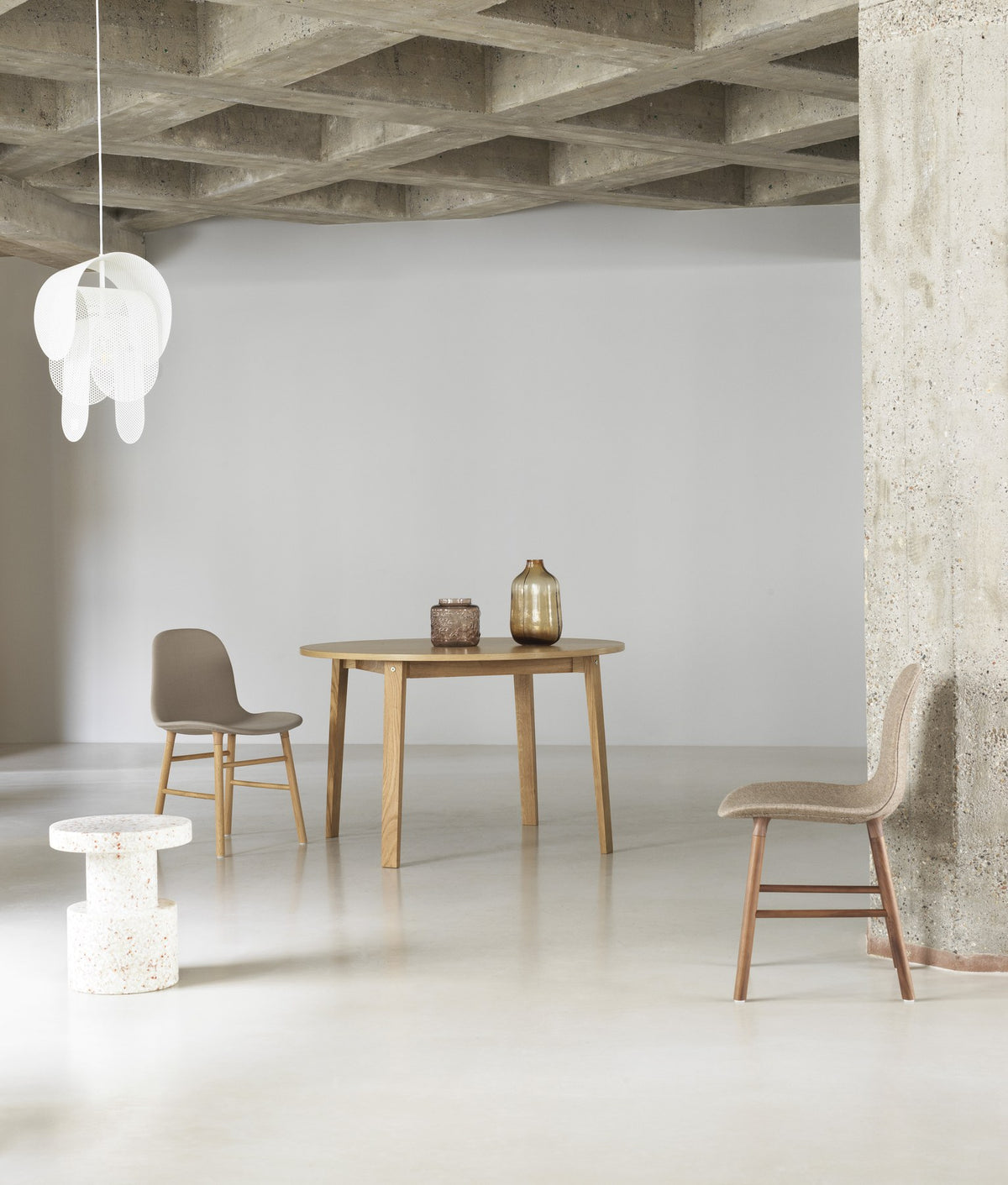 Gepolsterter Form Stuhl von Normann Copenhagen in Taupe, Sitzschale aus Polypropylen mit Polster, Beine aus lackiertem Walnussholz.