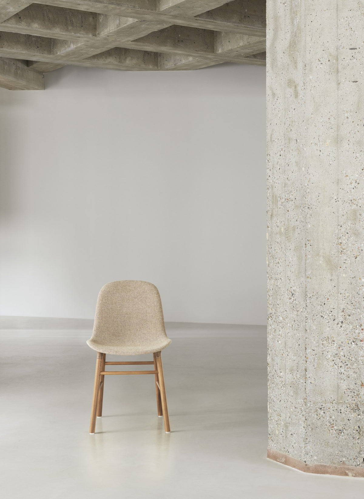 Gepolsterter Form Stuhl von Normann Copenhagen in Taupe, Sitzschale aus Polypropylen mit Polster, Beine aus lackiertem Walnussholz.