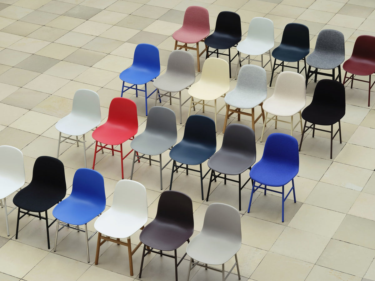 Gepolsterter Form Stuhl von Normann Copenhagen in Taupe, Sitzschale aus Polypropylen mit Polster, Beine aus lackiertem Walnussholz.