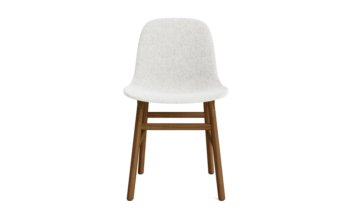 Form Stuhl gepolstert Walnuss Hallingdal in Hallingdal 110 präsentiert im Onlineshop von KAQTU Design AG. Stuhl ist von Normann Copenhagen