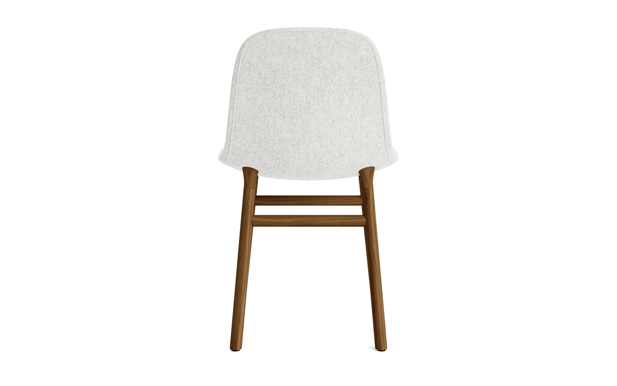 Form Stuhl gepolstert Walnuss Hallingdal in Hallingdal 110 präsentiert im Onlineshop von KAQTU Design AG. Stuhl ist von Normann Copenhagen