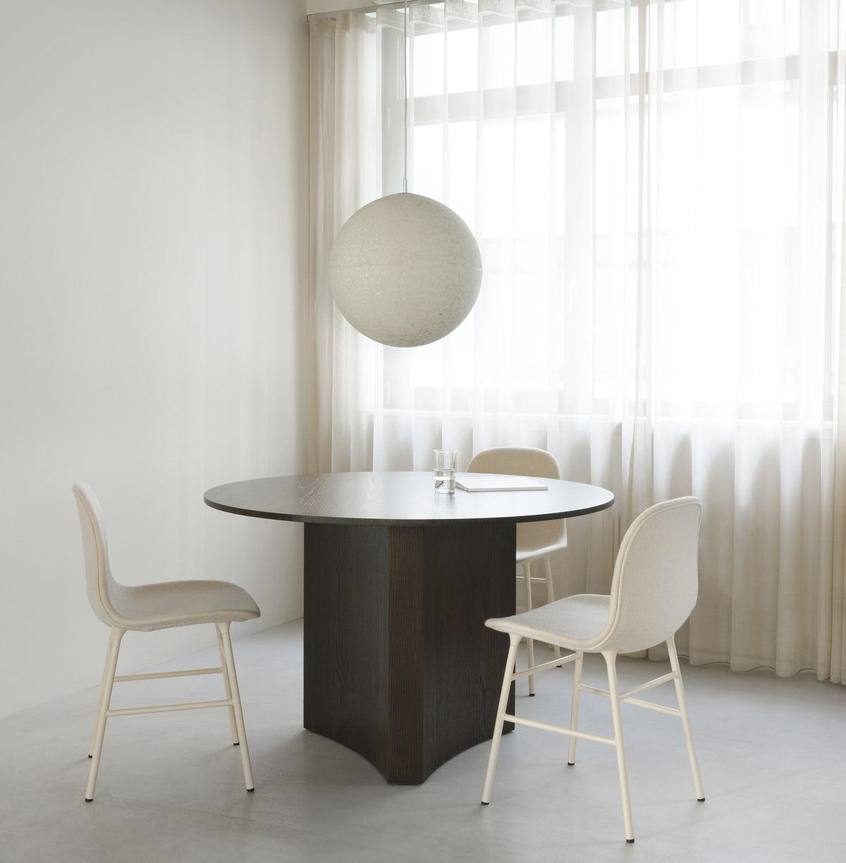 Form Stuhl gepolstert Stahl von Normann Copenhagen: schwarze Sitzschale aus Polypropylen mit Polster, Gestell aus pulverbeschichtetem Stahl.
